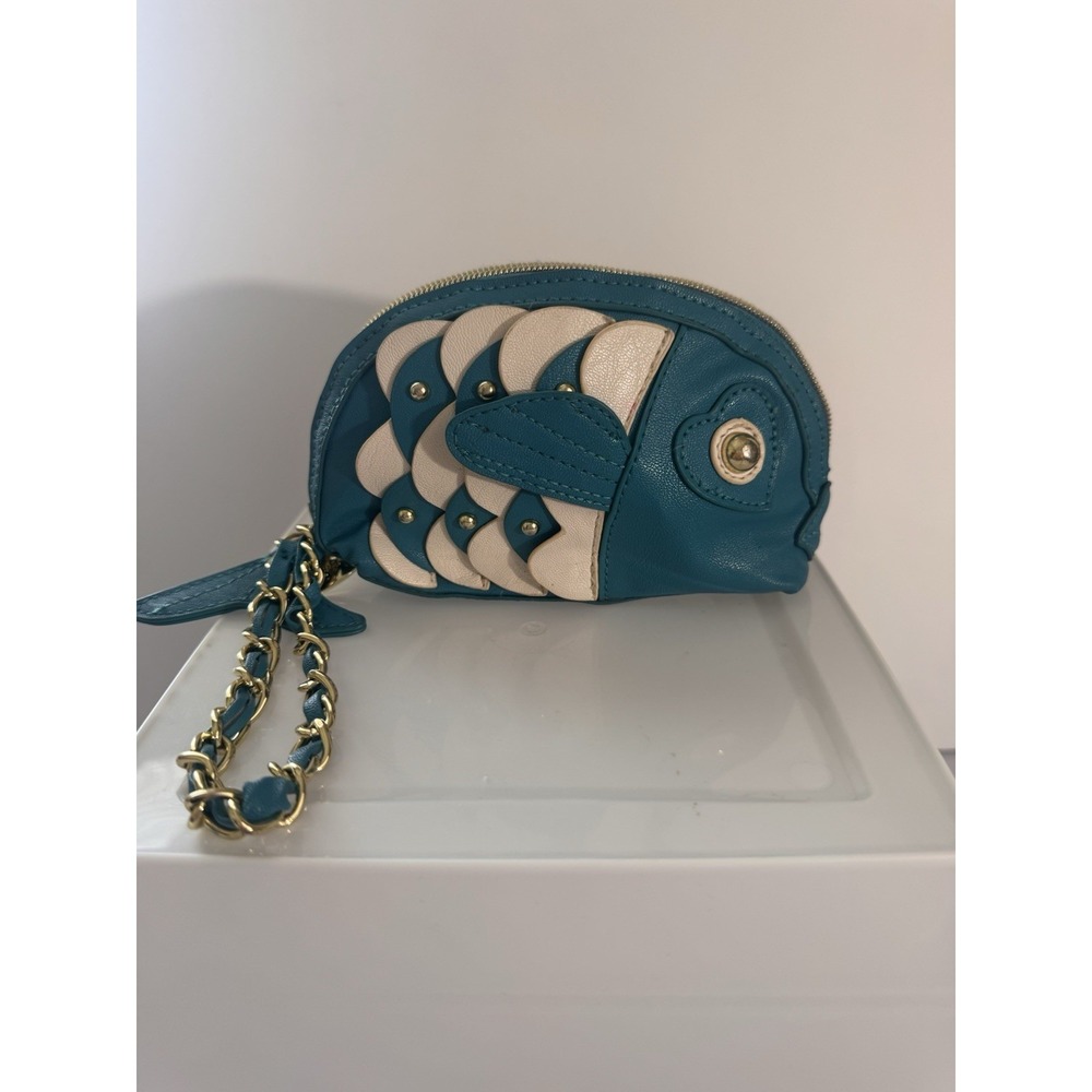 BETSEY JOHNSON Fish Wristlet Handbag Gold Hardware Turquoise White Faux Leather - Picture 1 of 7